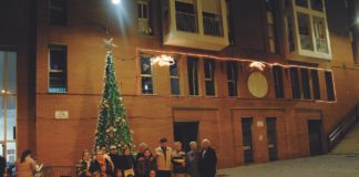 Les àvies de Can Clos fan de l’arbre de Nadal la seva obra d’art