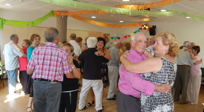 Balls per a gent gran als centres cívics