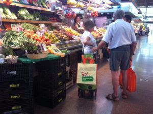 Ada Colau proposa convertir 25 mercats municipals en mercats verds