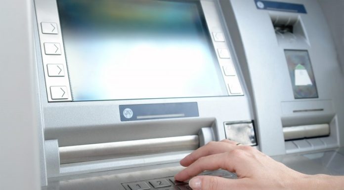 Prohibida la doble comissió per treure diners dels caixers