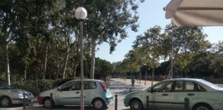 Mal aparcament dels cotxes al camí de vianants de Cal Sèbio