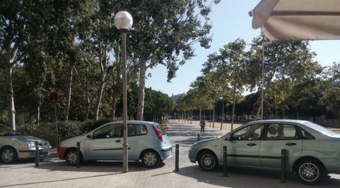 Mal aparcament dels cotxes al camí de vianants de Cal Sèbio