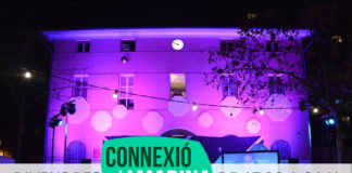 Belén Fernández (Punt Multimèdia) parla del taller de videojocs a la façana del CC Casa del Rellotge