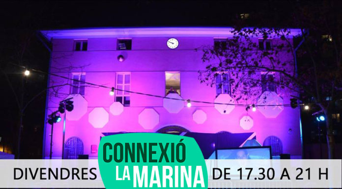 Belén Fernández (Punt Multimèdia) parla del taller de videojocs a la façana del CC Casa del Rellotge