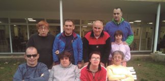 Les persones del Centre Ocupacional 1981, del Grup Asproseat, al carrer Mecànica, fan de reporters