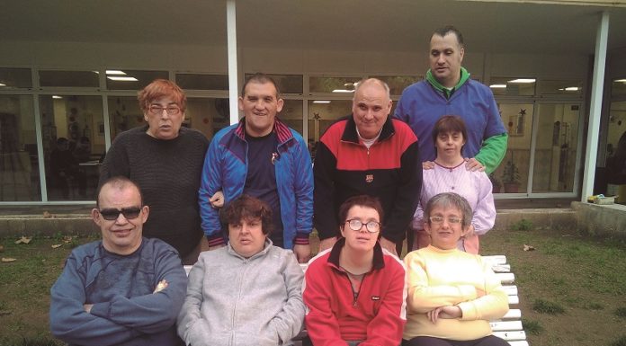 Les persones del Centre Ocupacional 1981, del Grup Asproseat, al carrer Mecànica, fan de reporters