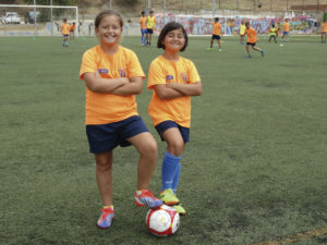 La presència de noies a les escoles de futbol del barri encara és anecdòtica