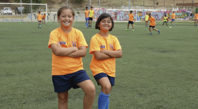 La presència de noies a les escoles de futbol del barri encara és anecdòtica