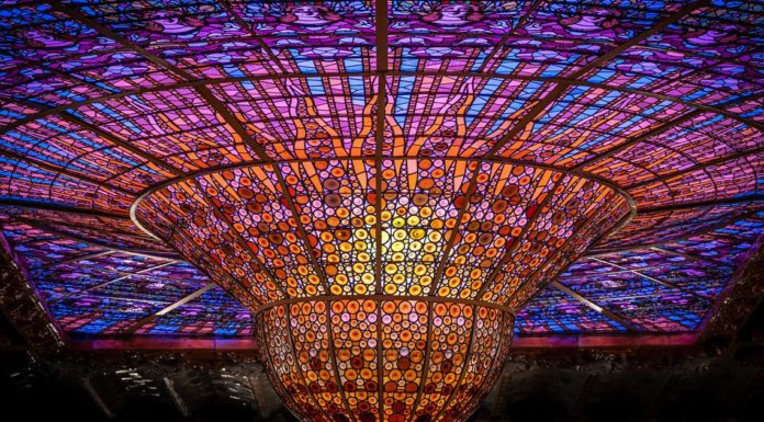La Iluerna de la Sala de Concerts del Palau de la Música Catalana estrena un nou sistema d’il·luminació, amb més possibilitats escèniques i d’alta eficiència energètica