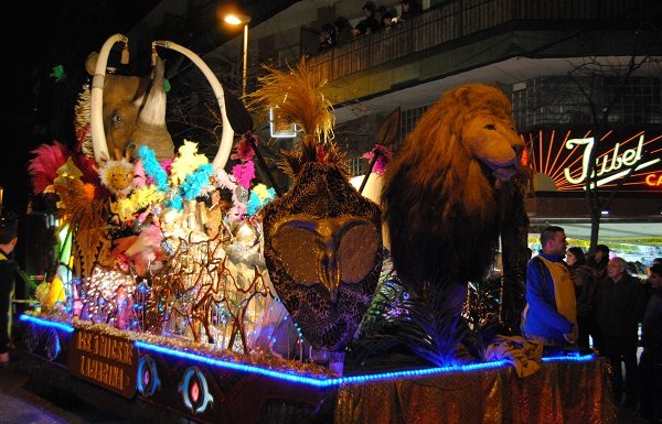 El barri de la Marina ultima els detalls de l’arribada de Carnestoltes