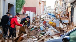 El veïnat de la Marina es bolca amb els municipis afectats per la DANA