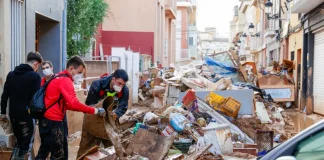 El veïnat de la Marina es bolca amb els municipis afectats per la DANA