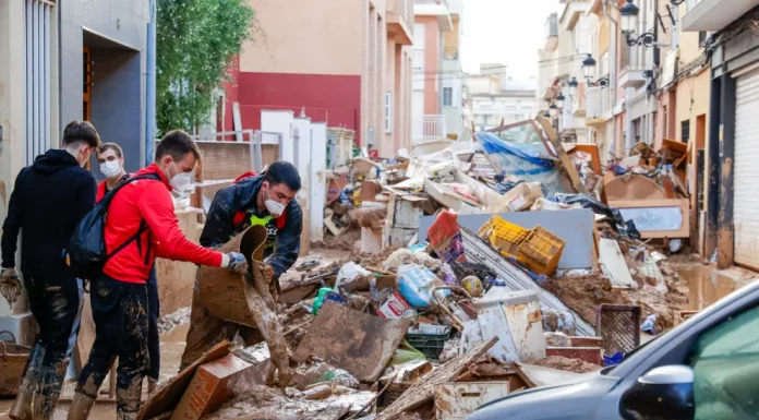 El veïnat de la Marina es bolca amb els municipis afectats per la DANA