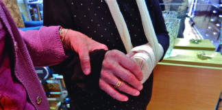 Un programa de voluntariat ofereix un servei d’acompanyament a visites mèdiques als CAP