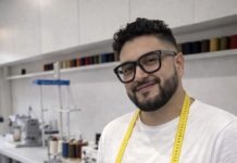 La manera com ens vestim reflecteix més del que sembla del moment que vivim Heiberth Sánchez al seu taller de moda a L’Hospitalet de Llobregat