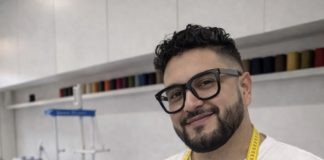 La manera com ens vestim reflecteix més del que sembla del moment que vivim Heiberth Sánchez al seu taller de moda a L’Hospitalet de Llobregat