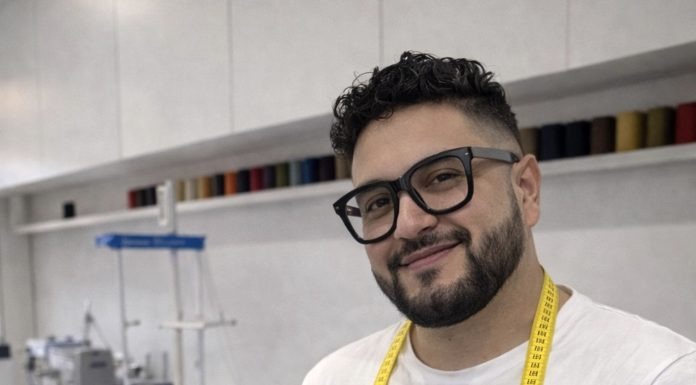 La manera com ens vestim reflecteix més del que sembla del moment que vivim Heiberth Sánchez al seu taller de moda a L’Hospitalet de Llobregat