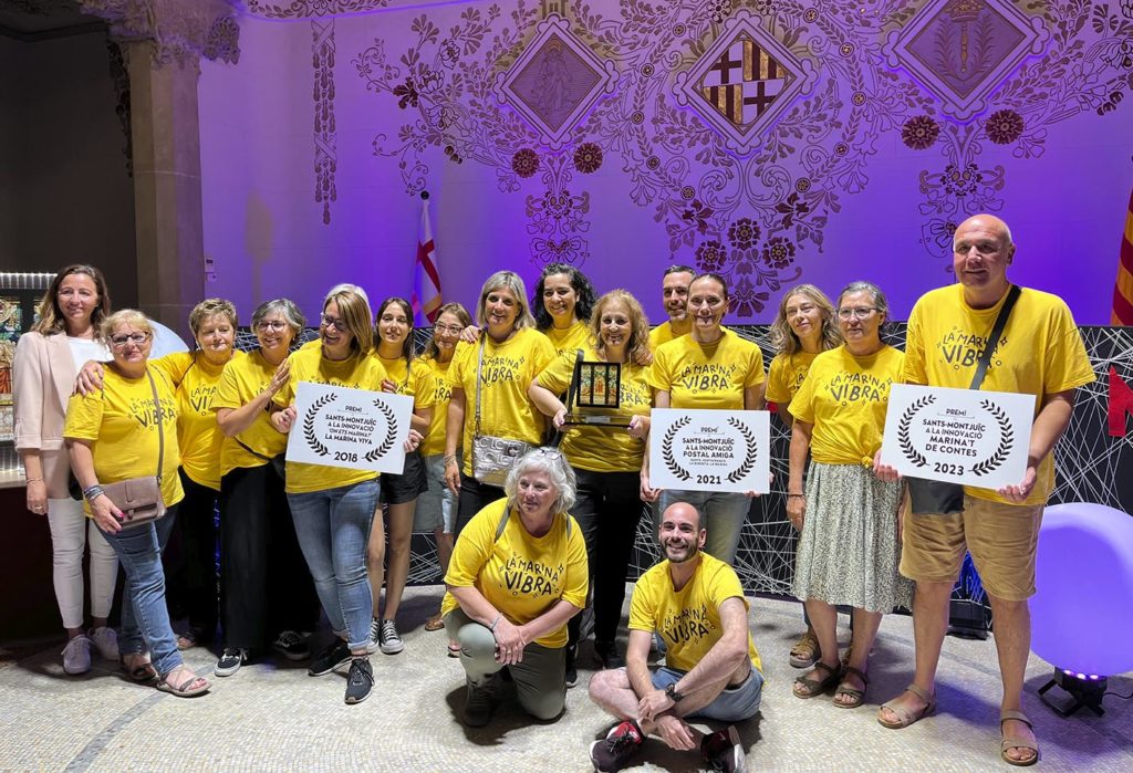 L'equip de La Marina Viva celebrant el guardó.