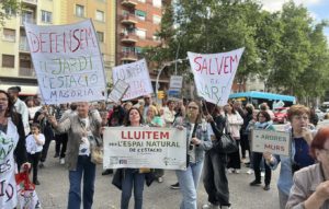 Berenar, pancartes i xiulets per a salvar l’espai natural de Magòria