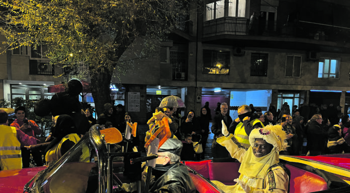 Una cavalcada de Reis de primera va despertar la il·lusió a tot el barri