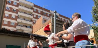 L’última trepitjada de raïm de Barcelona, el plat fort de la Festa Major de Plus Ultra Trepitjada del raïm