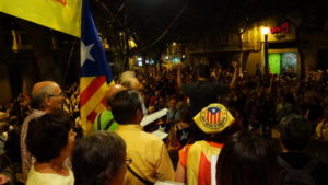 El districte celebra la tradicional Marxa de Torxes al Poble-Sec