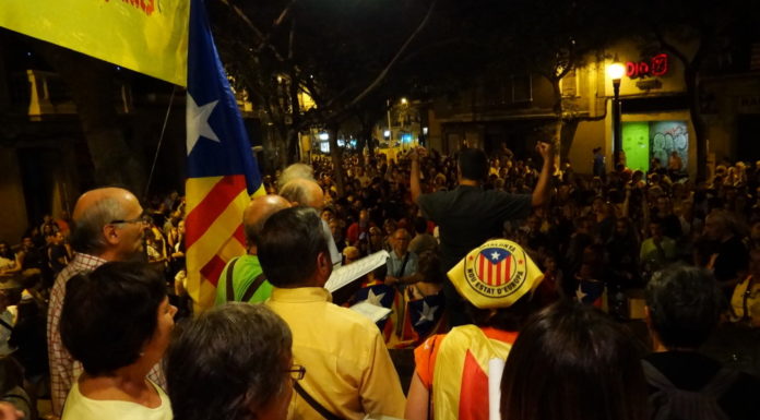 El districte celebra la tradicional Marxa de Torxes al Poble-Sec
