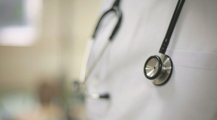 Què és el consentiment informat? El consentiment informat (CI) s’ha d’entendre com l’acceptació per part d’un malalt competent (conscient i en plenes facultats) d’un procediment diagnòstic o terapèutic després de tenir la informació adequada per implicar-se lliurement en la decisió clínica. Els requisits bàsics són llibertat, competència i informació suficie