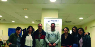 Un grup de veïns s’organitza per a repartir menjar a les persones sense llar al barri