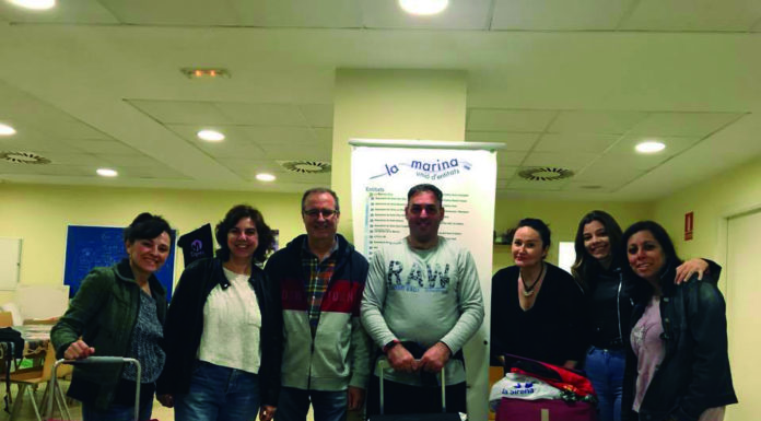 Un grup de veïns s’organitza per a repartir menjar a les persones sense llar al barri