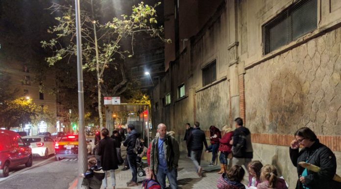 Desenes de persones esperen un 109 que no arriba davant l’Hospital Clínic