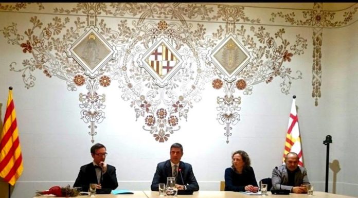 La restaurada sala de plens del Districte de Sants-Montjuïc celebra el seu centenari