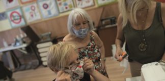 Les dones del Centre Cultural Àncora elaboren mascaretes solidàries pels veïns i veïnes de La Marina