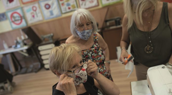 Les dones del Centre Cultural Àncora elaboren mascaretes solidàries pels veïns i veïnes de La Marina