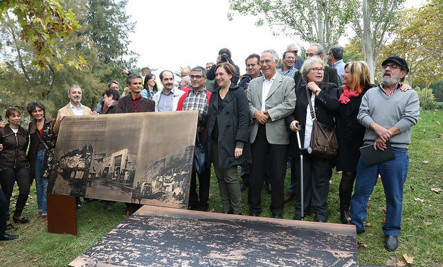 Inaugurada la placa commemorativa en homenatge als veïns dels antics barris de barraques de Montjuïc