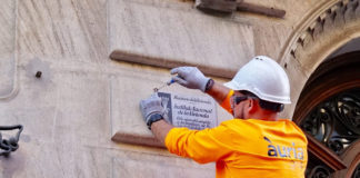 Es retiren totes les plaques de Sants-Montjuïc excepte una a La Marina